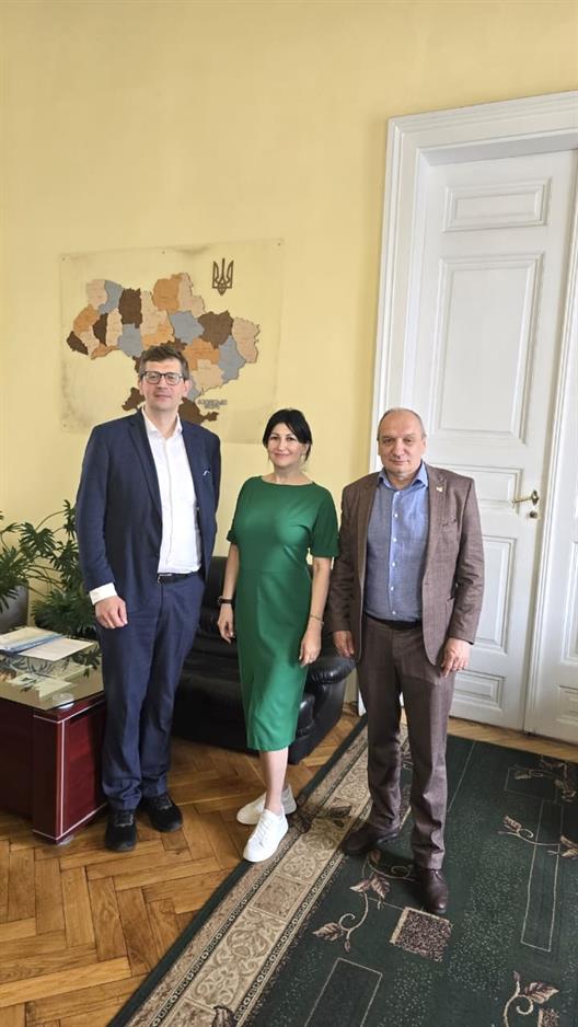 Im Rahmen eines Besuchs an der ukrainischen Partnerhochschule traf Prof. Dr. Olexiy Khabyuk den Ersten Prorektor der Universität, Prof. Dr. Andriy Gukaliuk, sowie Prof. Dr. Marianna Kokhan von der Wirtschaftsfakultät. 